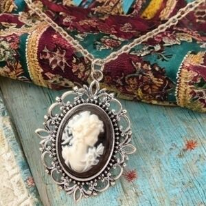 MODCLOTH ANTIQUED VINTAGE CAMEO NECKLACE